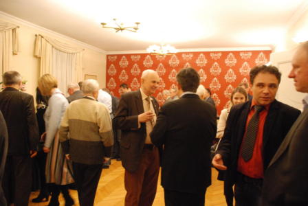 Poczęstunek gości, spotkanie w kuluarach.