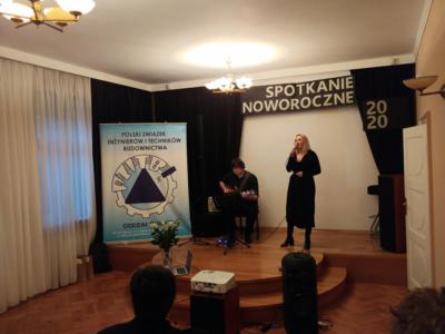 Cześć artystyczna spotkania, duet jazzowy Karolina Bugla i Adam Janulek.