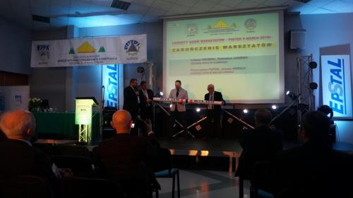 ZAKOŃCZENIE KONFERENCJI -  Łukasz Drobiec i Radosław Jasiński z PZITB Gliwice przekazują symboliczną "pałeczkę" organizatorów WPPK Przemysławowi Pępek i Januszowi Kozula z PZITB Bielsko-Biała.